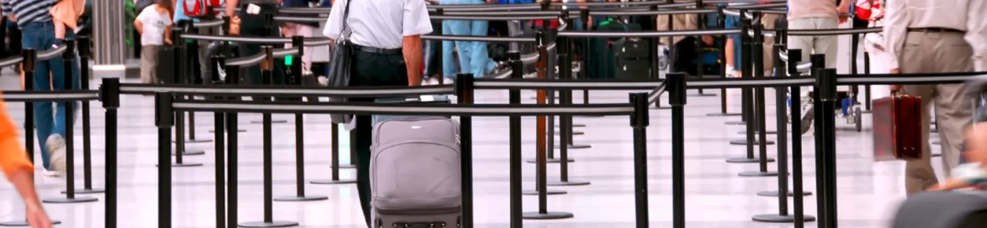 Absperrpfosten in einem Flughafen