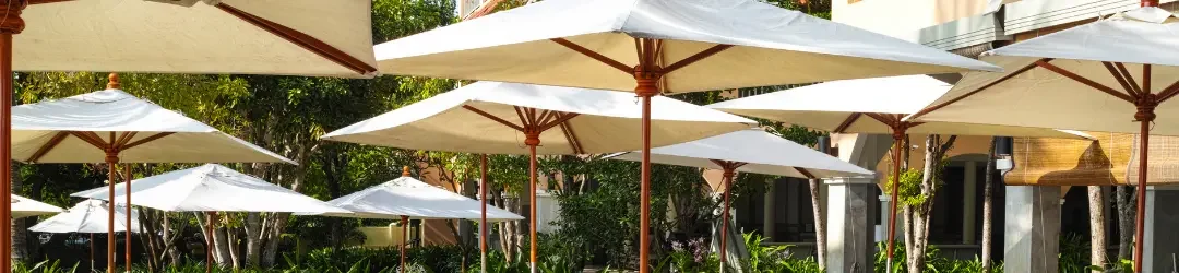 Sonnenschirme auf einer Terasse