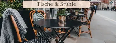 Tische und Stühle vor einem Restaurant