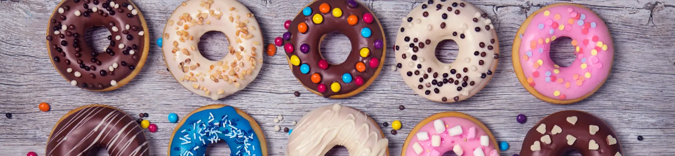 10 Donuts mit verschiedenen Glasuren und Toppings