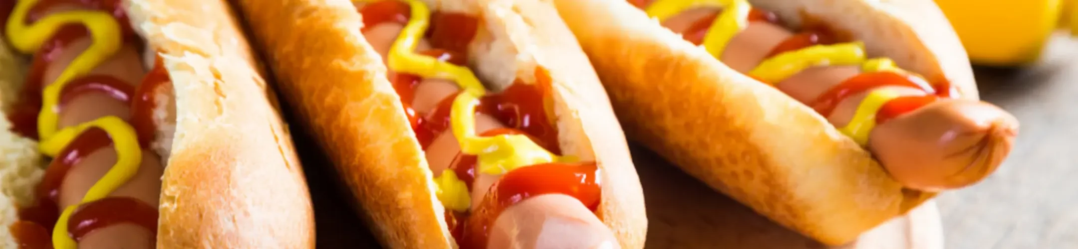 Hot Dogs mit Ketchup und Senf