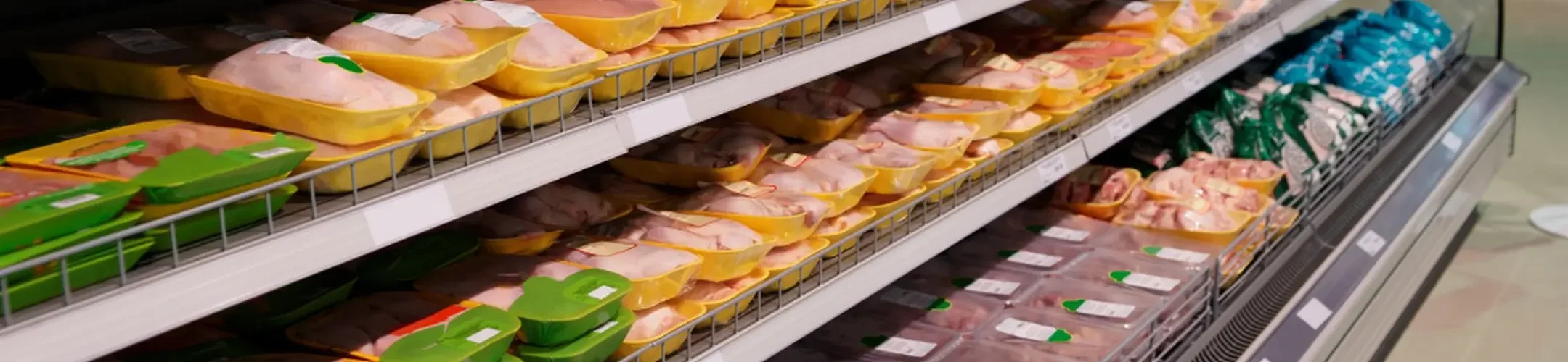 Kühlregal mit verpackten Fleischprodukten