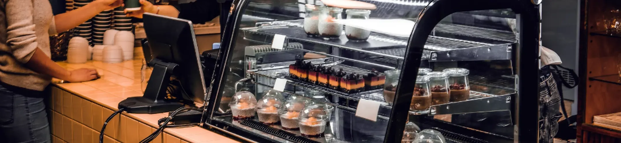 Kühlvitrine mit Puddings und Joghurts in einem Cafe