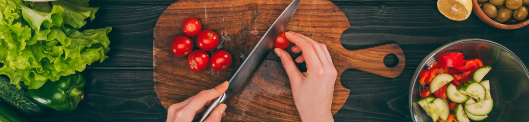 Messer, das Tomaten schneidet
