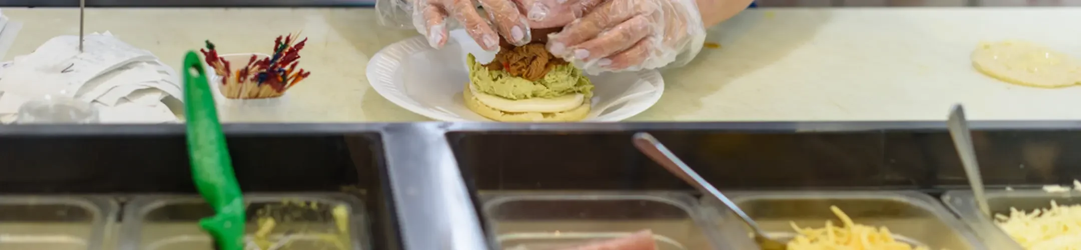 Saladette auf der ein Burger zubereitet werden