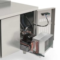 TOPLINE Kühltisch 700 / 4-fach GN1/1 mit 2 Schubladen / 3 Türen & Aufkantung